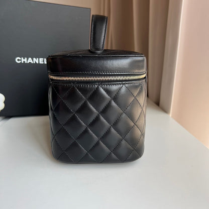 Preloved Chanel Cosmetic bag Lamb Black with GHW Full set