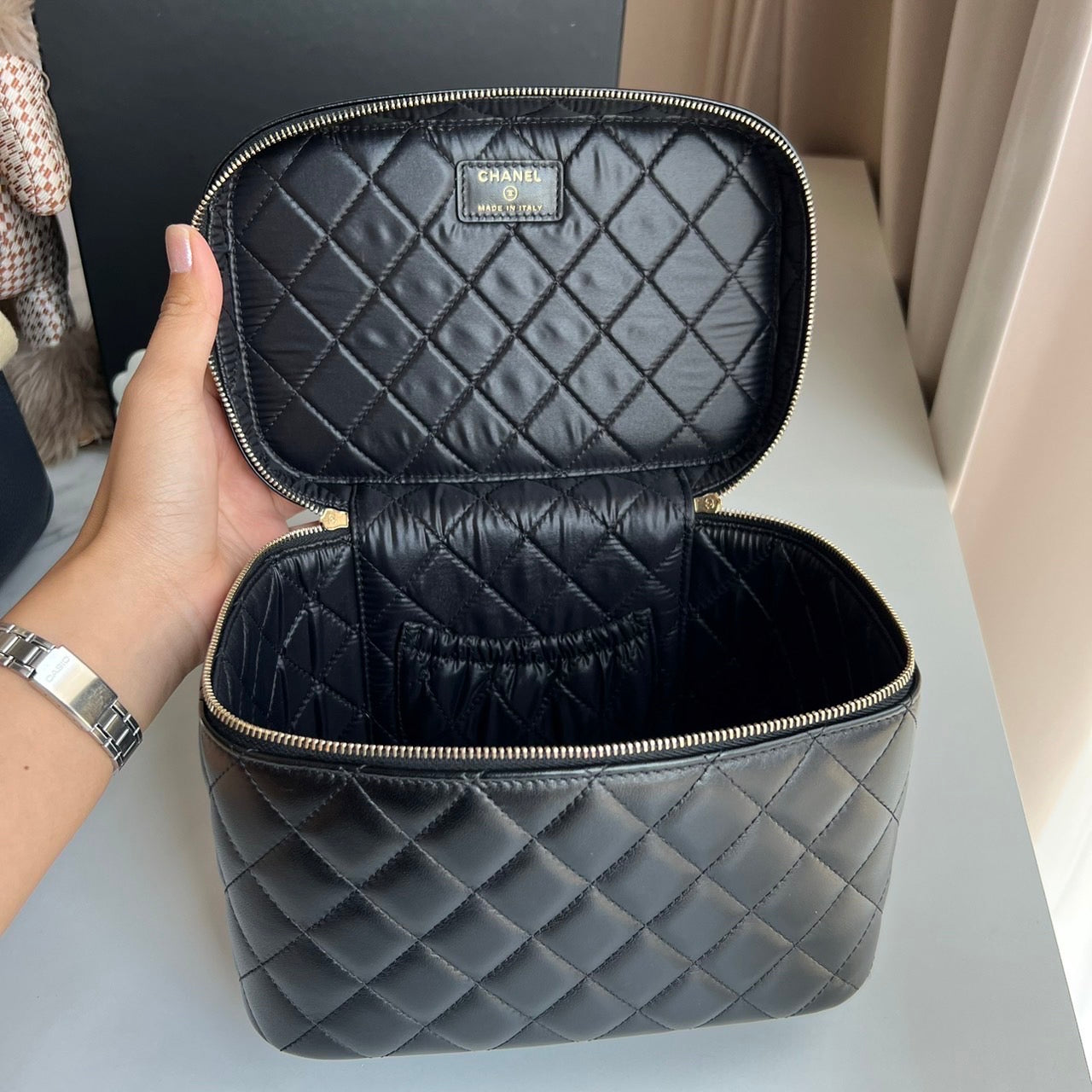 kradse Aktiver Diskret Preloved Chanel Cosmetic bag Lamb Black with GHW Full set – Lady Honey